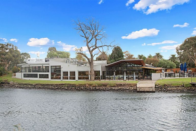 Anglers Tavern Hotel offers 160m of river frontage