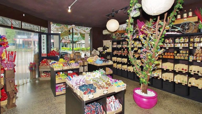 Healesville lolly shop vendors hope for short and sweet sale