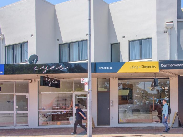 Neighbouring Narrabeen shops in hot summer sales