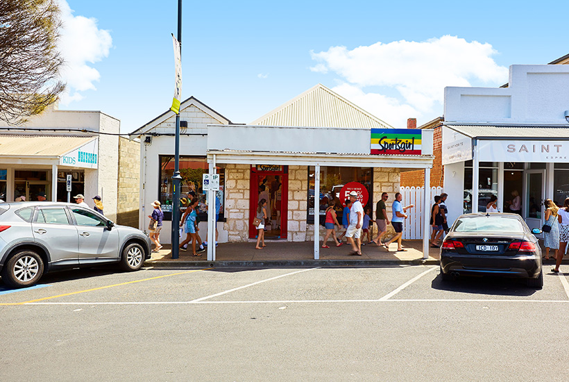 A Sorrento shop leased to Sportsgirl sold on the Labour Day long weekend.
