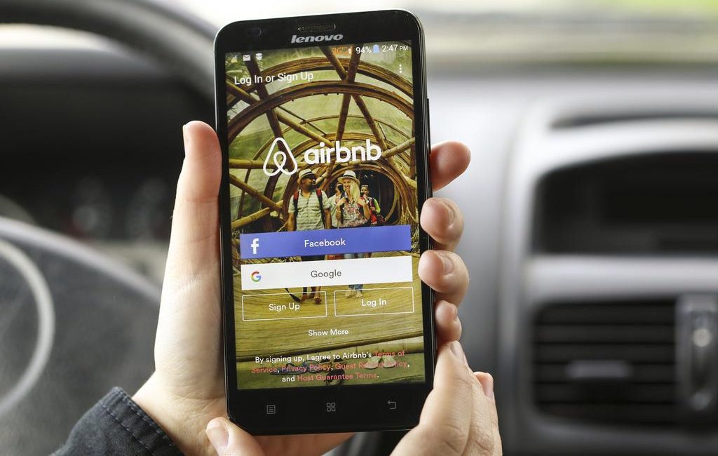 A new report is calling for or all short stay accommodation operators, including those offering listings on Airbnb, to be registered.