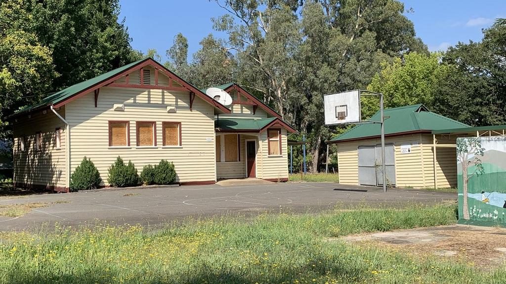 3-9 Back Eildon Rd, Thornton is expected to sell for around the $280,000 mark.
