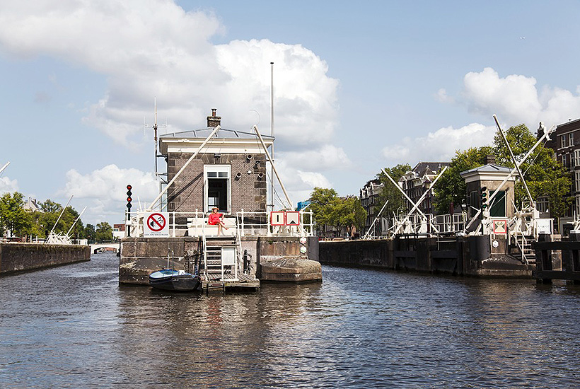 The oldest converted bridge house in the SWEETS hotel offering, named AMSTELSCHUTSLUIS. It was build in 1673.