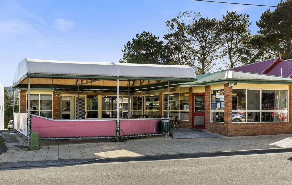 Eye-catching country bakery and salon attracts broad inquiry