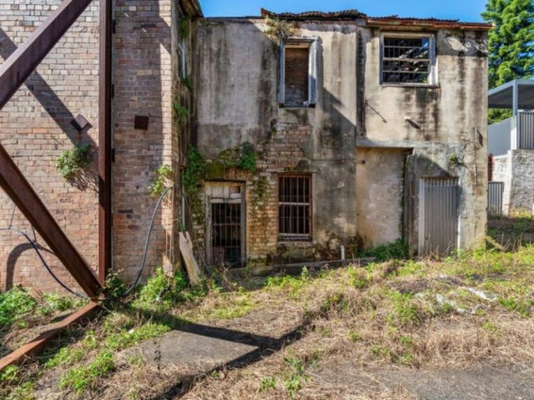 Collapsing terraces near coveted hospital precinct up for auction with $6m hopes