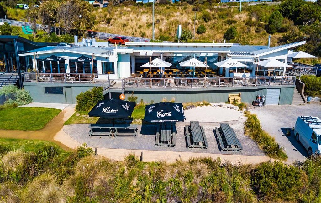New owners for favourite Great Ocean Road beachside pub