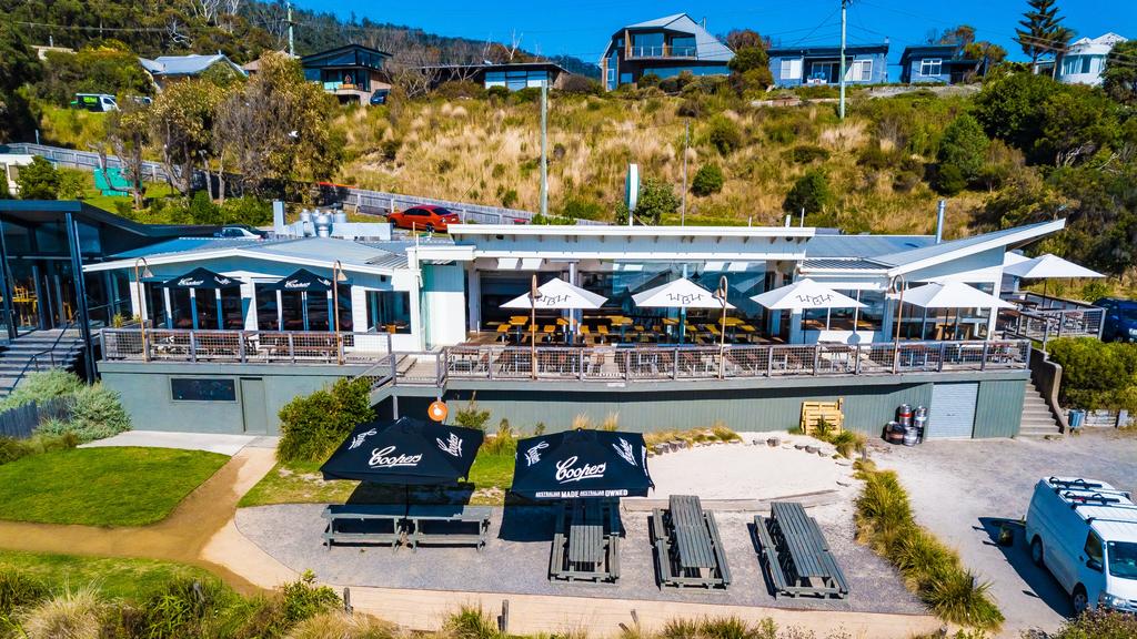New owners for favourite Great Ocean Road beachside pub
