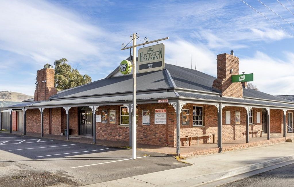 Make your country pub dream a reality in historic Kempton