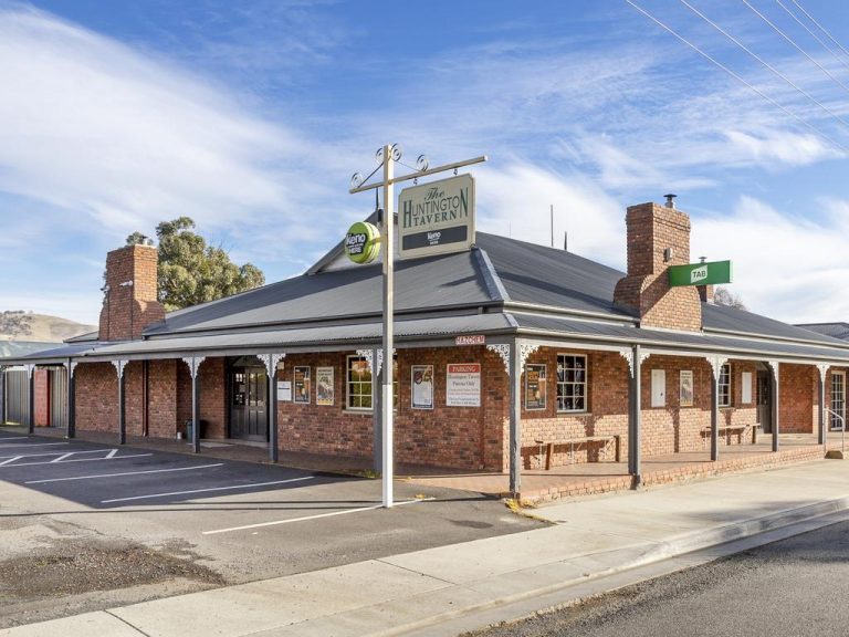 Make your country pub dream a reality in historic Kempton