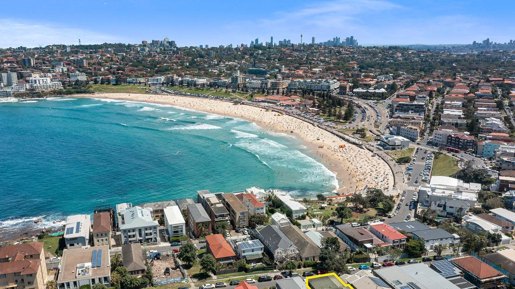 An overview of the apartment's location in proximity to the beach.