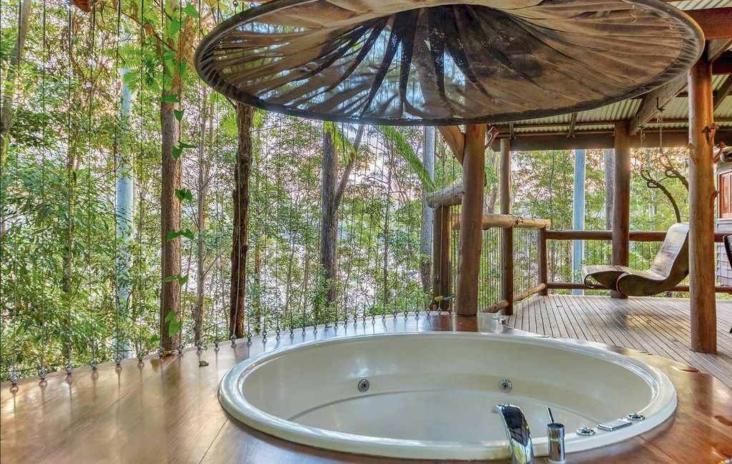 Luxury accomodation ‘Secrets on the Lake’ hits the market