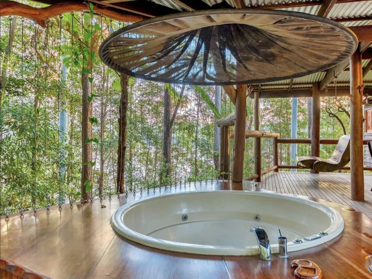 Luxury accomodation ‘Secrets on the Lake’ hits the market