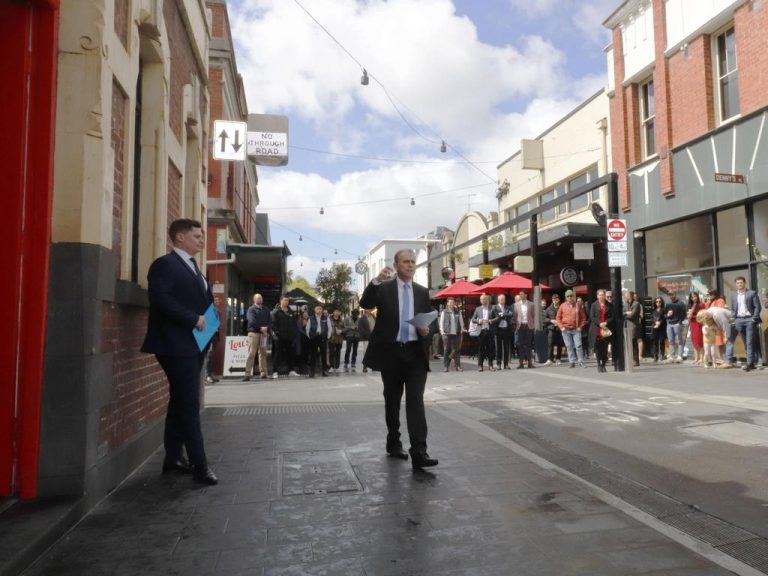 Home to popular bar in Geelong’s West End sells at auction