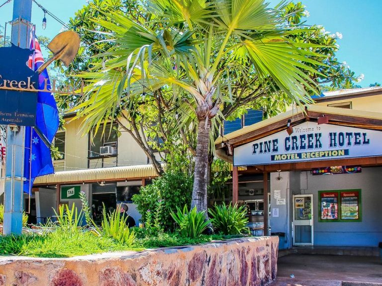 Ultimate Xmas gift: Deadline to nab outback pub conveniently before Christmas