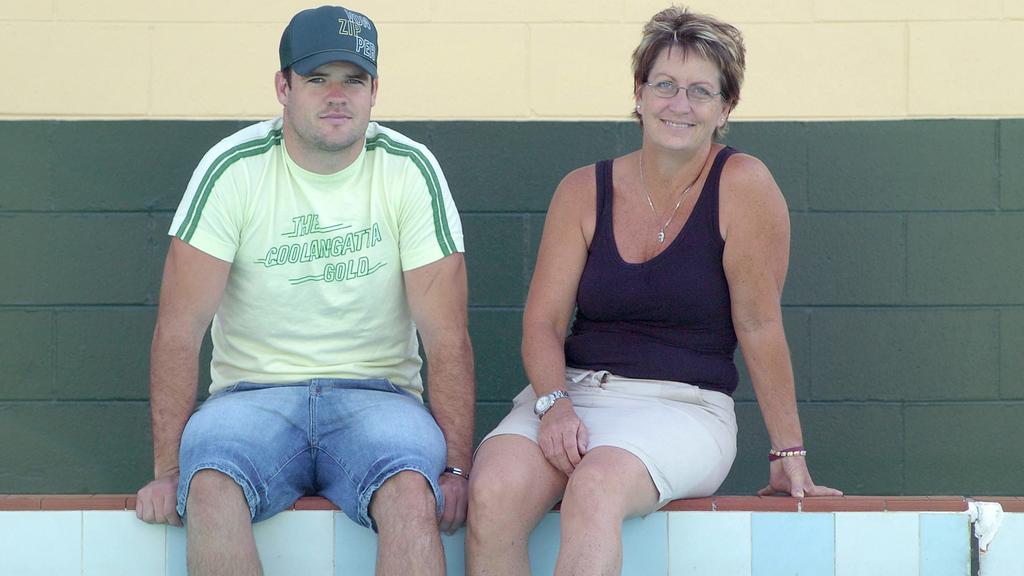 TCP Sport - 02/10/2006 - Nate Myles with mum Janet Evans relaxing by the pool. Keywords / Evans / Nate / Myles