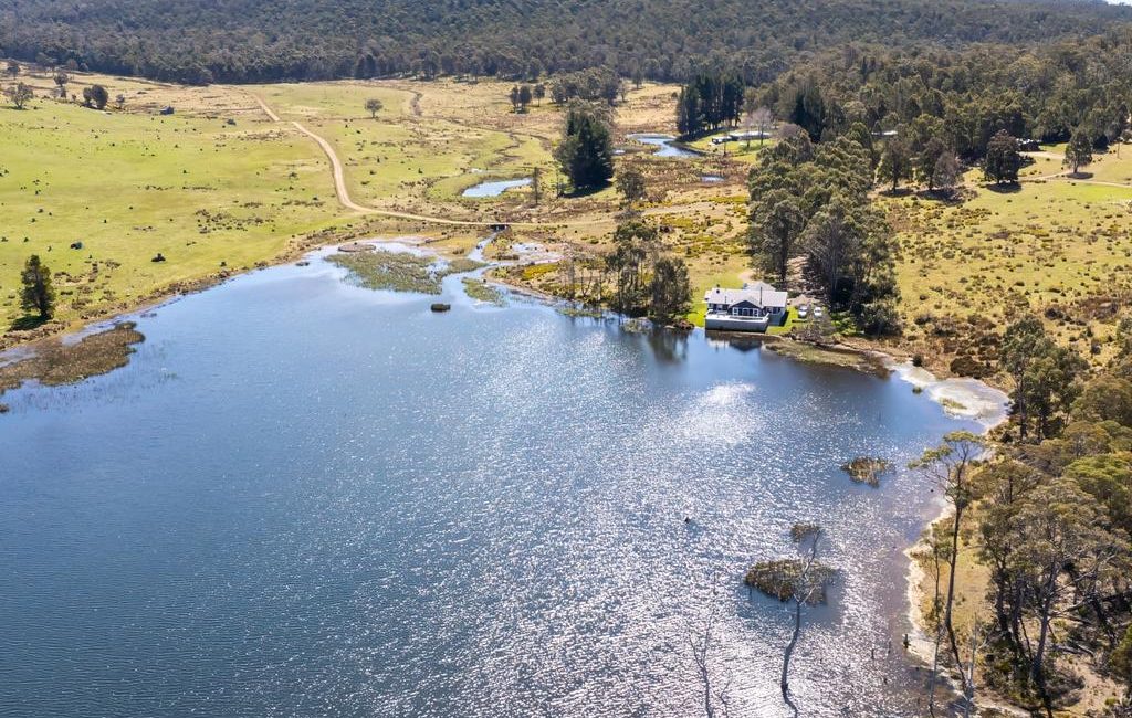 778ha Currawong Lakes has sold after NYE helicopter flight