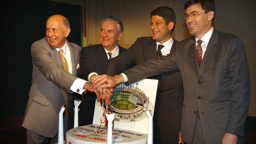 23/09/2003. (L to R) Governor John Landy, David Jones, President of the Melbourne Cricket Club, Premier Steve Bracks and John Wylie, Chairman of MCG Trust, at the unveiling of the MCG Tapestry. Digital Image. Published DHS 15 September 2004, p. 94.
