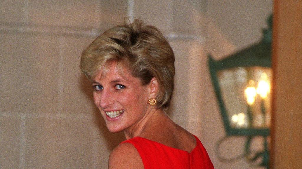 Diana, Princess of Wales leaves Ritz-Carlton Hotel, Double Bay for private visit to Ryde Rehabilitation Centre.
Royals P/