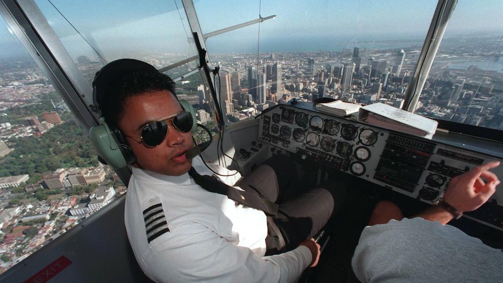 02Apr98 The Whitman's Airship over the city of Melbourne. With pilot, Mike Dawson, at the controls. f/l
/Aircraft
/Advertising