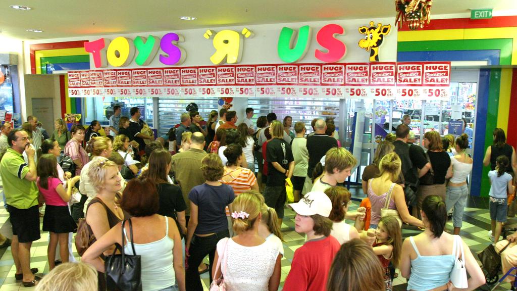 DT NEWS 27/12/04 Newcastle.... Post Xmas shopping sale at Kotara Westfields where a blackout caused the closure of Toys R Us for an hour and a half with frustrated shoppers left waiting outside... pic Todd Martyn-Jones