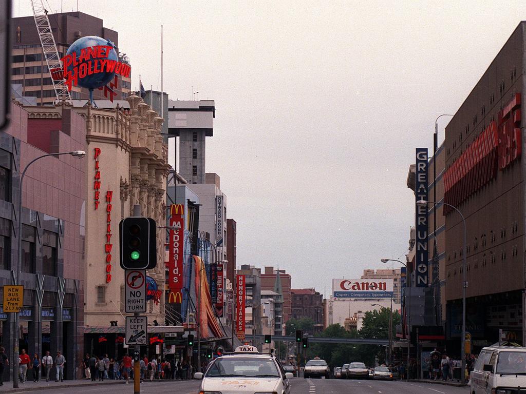 View of George Street, Sydney, entertainment strip 07/01/98, Planet Hollywood restaurant (L), Hoyts cinema complex (R).
NSW / Road / Theatre / Exterior